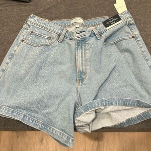 Abercrombie & Fitch “The Dad Short”